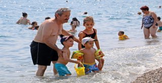 Konyaaltı Sahili, Bayram Sonrası Da Dolu