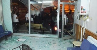 Otomobilin Kontrolden Çıkarak Otobüs Yazıhanesine Çarpması Güvenlik Kamerasına Anbean Yansıdı