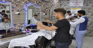 Kitap Okuyup Özetini Çıkarana Berberden Ücretsiz Tıraş