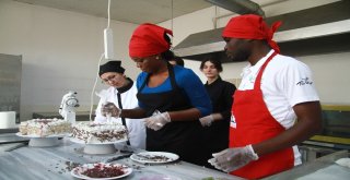 (Özel Haber) Dünyanın Dört Bir Yanından Gelen Öğrenciler Dolma Sardı, Mantı Yaptı