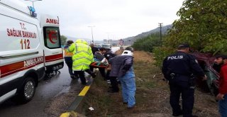 Otomobil Kayganlaşan Yolda Takla Attı: 2 Yaralı