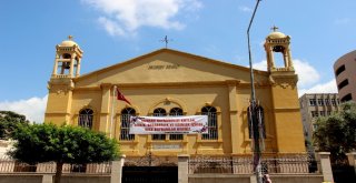 Hıristiyanlar Kurban Bayramını Kiliseye Pankart Asarak Kutladı