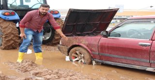 Çamurdan Kurtarmak İstediği Otomobilini Yaktı