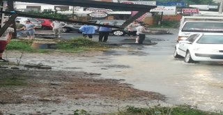 Kocaelinin Gebze İlçesine Bağlı Tavşanlı Köyünde Bulunan Ballıkayalarda Piknik Yapmaya Giden 8 Kişi Mahsur Kaldı. Selde Mahsur Kalan 8 Kişiyi Kurtarmak İçin Çalışma Başlatıldı. Olay Yerine Helikopter 