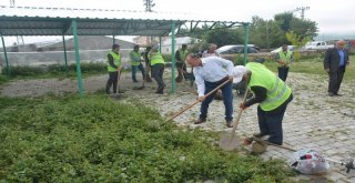 Başkan Köksoy, Personeli İle Temizlik Çalışmalarına Katıldı
