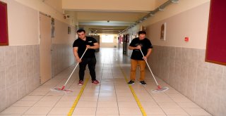 Konyaaltı Belediyesi, Okullarda Boya Ve Temizlik Yapıyor