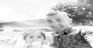 Kızı Azranın Fotoğrafını Öpüp Eşyalarını Koklayarak Hasret Gideriyor