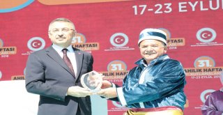 Cumhurbaşkanı Yardımcısı Oktay, Bakan Pekcan İle Birlikte Türk Bayrağı Logolu Aşure Dağıttı