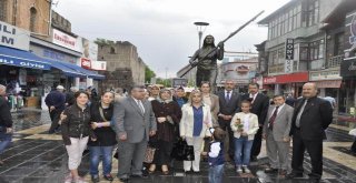 Kayseride Kaldırılan Kadın Heykeli Tartışması Büyüyor