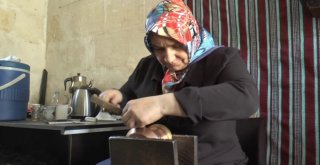 (Özel) İki Çocuk Annesi Kadın Evde Sıkılınca Bakır İşleme Ustası Oldu