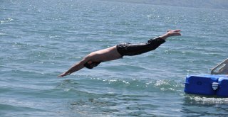 (Özel) Karsta Sıcaktan Bunalanlar Çıldır Gölünde Serinliyor