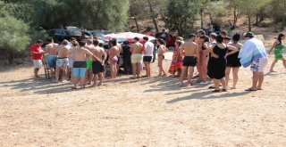 Hayırsever İşadamı Lüks Yatı İle Geldi, Halk Plajında Lahmacun Ayran Dağıttı