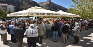 Başkan Bozkurt Pazar Yerinde İlçe Sakinlerine Aşure Dağıttı