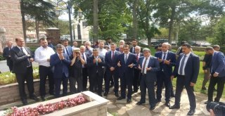 Bakan Dönmez, Ailece Ertuğrulgazi Türbesinde Dua Etti