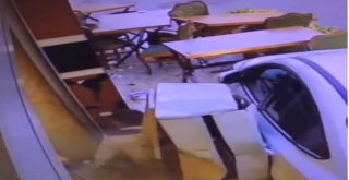 Otomobil Restorana Daldı, Üç Kişi Ölümden Böyle Kıl Payı Kurtuldu