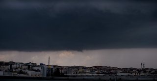İstanbulu Kara Bulutlar Sardı