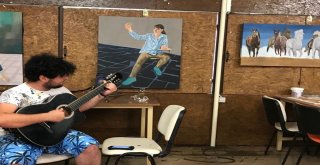 (Özel) Arkadaşları Gitar Çalıyor, Onlar Tuvallere Aktarıyor