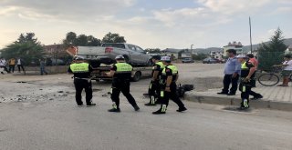 Kamyonete Çarpan Motosiklet Üzerindeki 2 Liseli Ağır Yaralandı