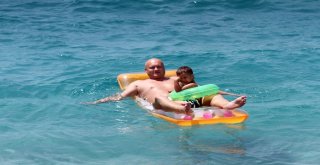 Kavurucu Sıcaklardan Bunalanlar Kendilerini Denize Attı