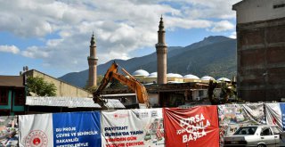 Ulu Cami göründü, sıra hanlarda