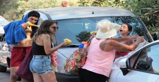 Hayırsever İşadamı Lüks Yatı İle Geldi, Halk Plajında Lahmacun Ayran Dağıttı