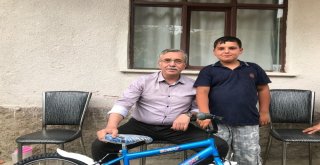 Başkan Çetinden Çocuklara Hediye