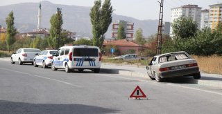 Kaldırıma Çarpan Otomobil Yan Yattı: 1 Ağır Yaralı