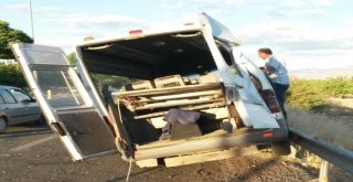 Minibüs Bariyerlere Çarptı: 2Si Ağır 11 Yaralı