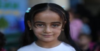 Suriyede Savaşta Annelerini Kaybeden Çocukların Saçlarına İlk Kez Örgü Yapıldı
