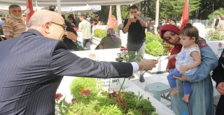 Hiç Görmediği Şehit Babasıyla Mezarda Bayramlaştı