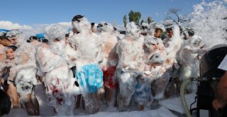 (Özel) Van Gölü Sahilinde Köpük Partisi