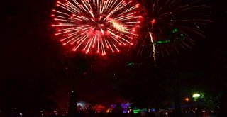 Adanalılar Lezzet Festivalinde Işık Ve Havai Fişek Gösterisiyle Coştu