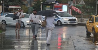 İstanbulda Vatandaşlar Yağmura Hazırlıksız Yakalandı