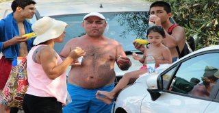 Hayırsever İşadamı Lüks Yatı İle Geldi, Halk Plajında Lahmacun Ayran Dağıttı