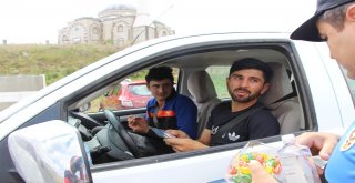 Ardahanda Polisten Şeker Ve Kolonya İkramı