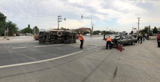 Otomobil İle Kamyonet Çarpıştı: 2 Yaralı