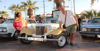 Klasik Otomobillerle Fotoğraf Çektirmek İçin Birbirleriyle Yarıştılar
