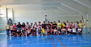 Adanada Voleybol İl Spor Okullarına 380 Sporcu Katılıyor