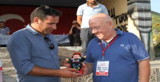 Atatürkün Siluetine Gazetecilerden Yoğun İlgi