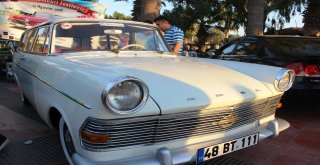Klasik Otomobillerle Fotoğraf Çektirmek İçin Birbirleriyle Yarıştılar