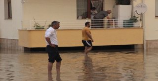 Suda Mahsur Kalan Minibüse İlginç Kurtarma