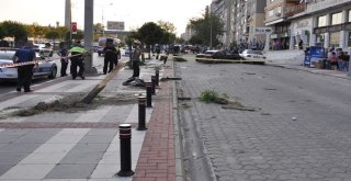 Kaldırımda Yürüyen Anne-Kıza Otomobil Çarptı; Anne Öldü, Kızı Ağır Yaralı