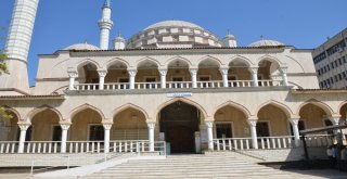 Cami Cemaati Camide Yönetime Tepki Gösterdi