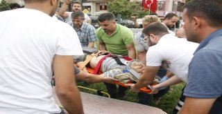 Gözlüğü Ve Şapkası Otomobilin Camına Yapıştı