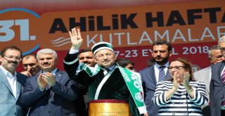 Cumhurbaşkanı Yardımcısı Oktay, Bakan Pekcan İle Birlikte Türk Bayrağı Logolu Aşure Dağıttı