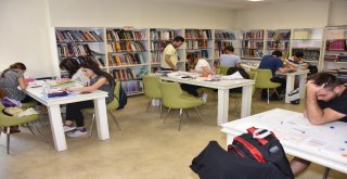 Gençlerin İsteği Üzerine 24 Saat Hizmet Veren Kütüphane