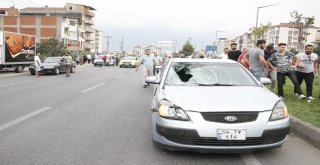 Gözlüğü Ve Şapkası Otomobilin Camına Yapıştı