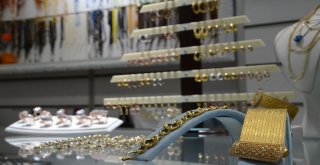 Altının Tahtına Gümüş Takılar Oturuyor