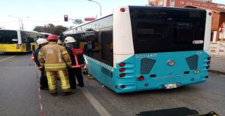 Kadıköyde Yol Çöktü, Özel Halk Otobüsünün Tekeri İçine Düştü