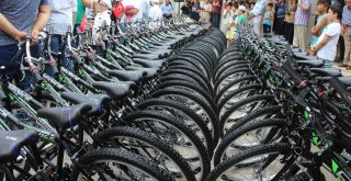 Sabah Namazına Gelen Çocuklara Bisiklet Hediye Ettiler